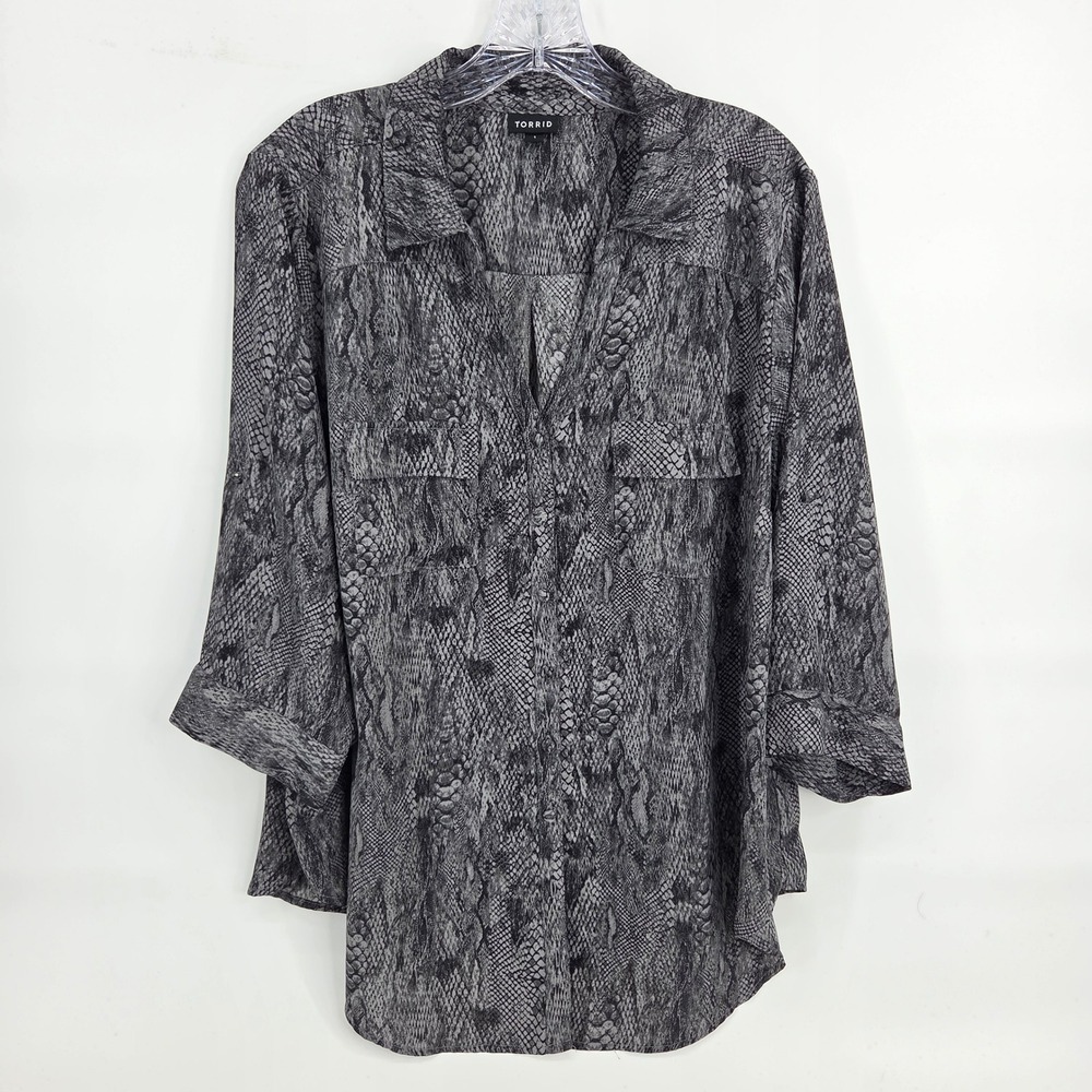 Torrid Harper Blouse Size 1 Grey Snakeskin Print Edgy Eclectic Roll Tab Shirt